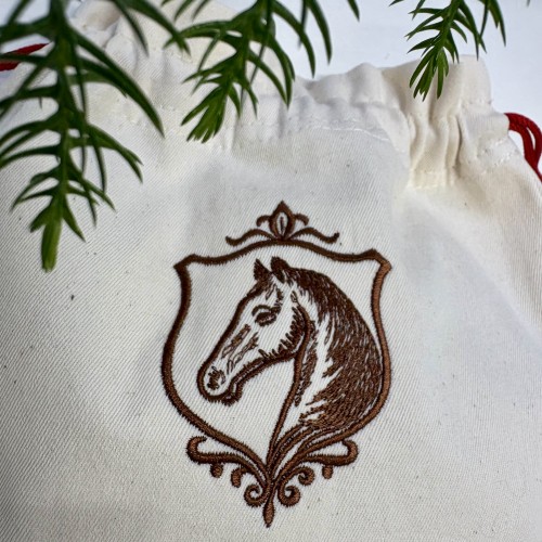 Файл вышивки Лошадь в декоративном щите