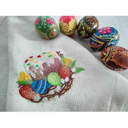 Пасхальный кулич в корзинке