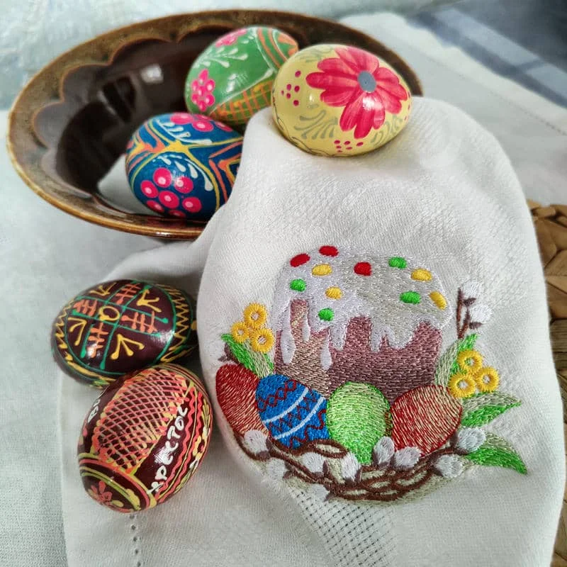 Пасхальный кулич в корзинке