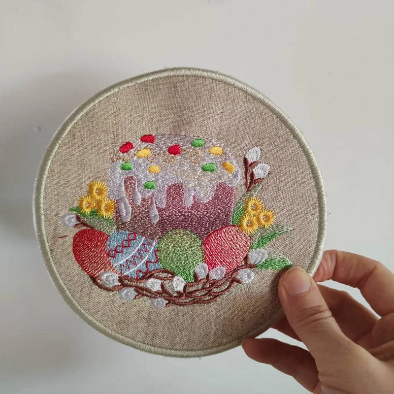 Пасхальный кулич в корзинке