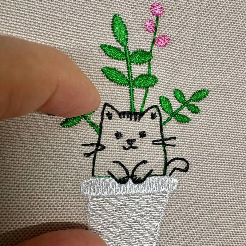 Котик в цветочном горшке